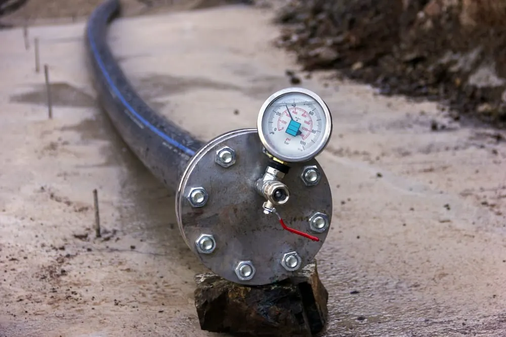 Pressure gauge on a new pipeline during a hydrostatic test